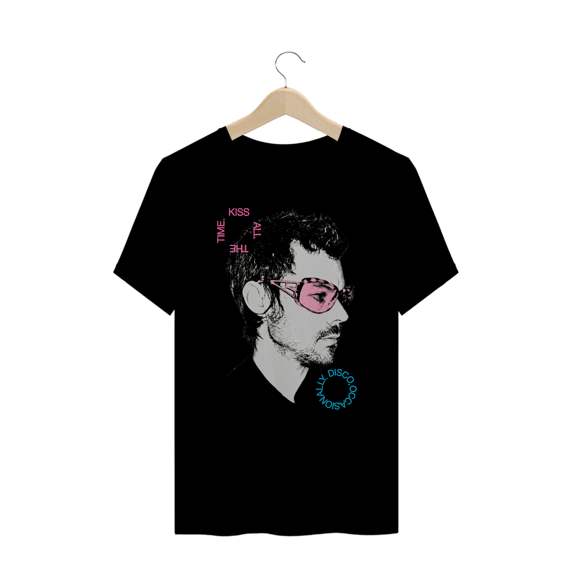 Camiseta Plus Size Harry Styles Kiss All the Time. Disco, Occasionally. (Preta)
