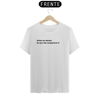 Nome do produto Antes um atraso do que não comparecer <3 (camiseta)