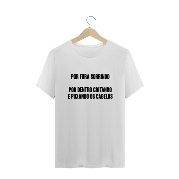Por fora sorrindo por dentro gritando (camiseta branca normal)