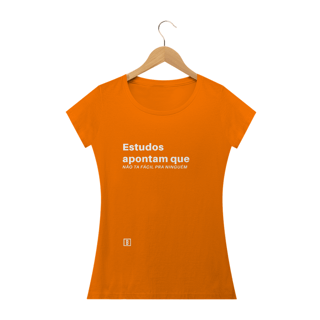Nome do produto Estudos apontam que não ta fácil pra ninguém | Camiseta baby long