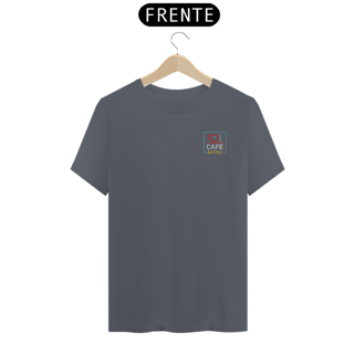 Nome do produto Camiseta Básica Café & Bateria - Cores Preta, Azul ou Cinza (Estampa Pequena)