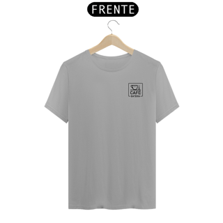Nome do produto Camiseta Básica Café & Bateria - Cores Branca, Verde ou Cinza (Estampa Pequena)