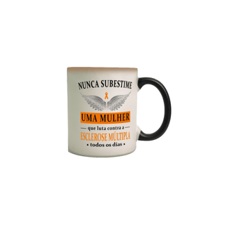 Nome do produto Nunca subestime uma mulher -- Caneca Mágica