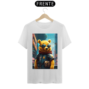 Nome do produtoCamisetaWinnie the Pooh vestindo um terno cyberpunk na cidade moderna e futurista