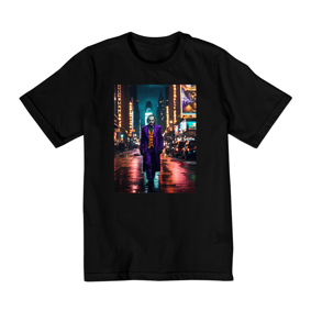 Camiseta O curinga andando pelas ruas de Nova York , foto deslumbrante , estética sombria e temperamental , à noite , luzes da cidade ao fundo. surreal , 8k