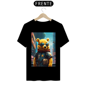 CamisetaWinnie the Pooh vestindo um terno cyberpunk na cidade moderna e futurista