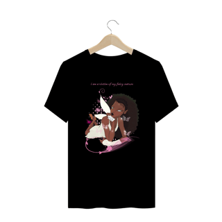 Nome do produto Camiseta Plus Size 'VÍTIMA DA MINHA ANTUREZA FADA (versão fada rosa)'