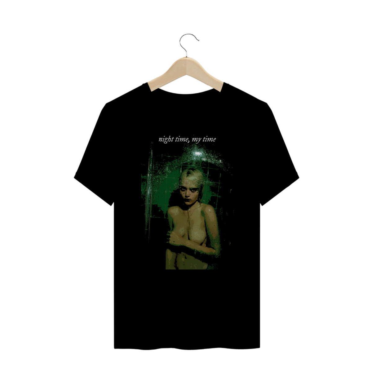 Nome do produto: Camiseta Plus Size \'SKY FERREIRA - NIGHT TIME MY TIME\'