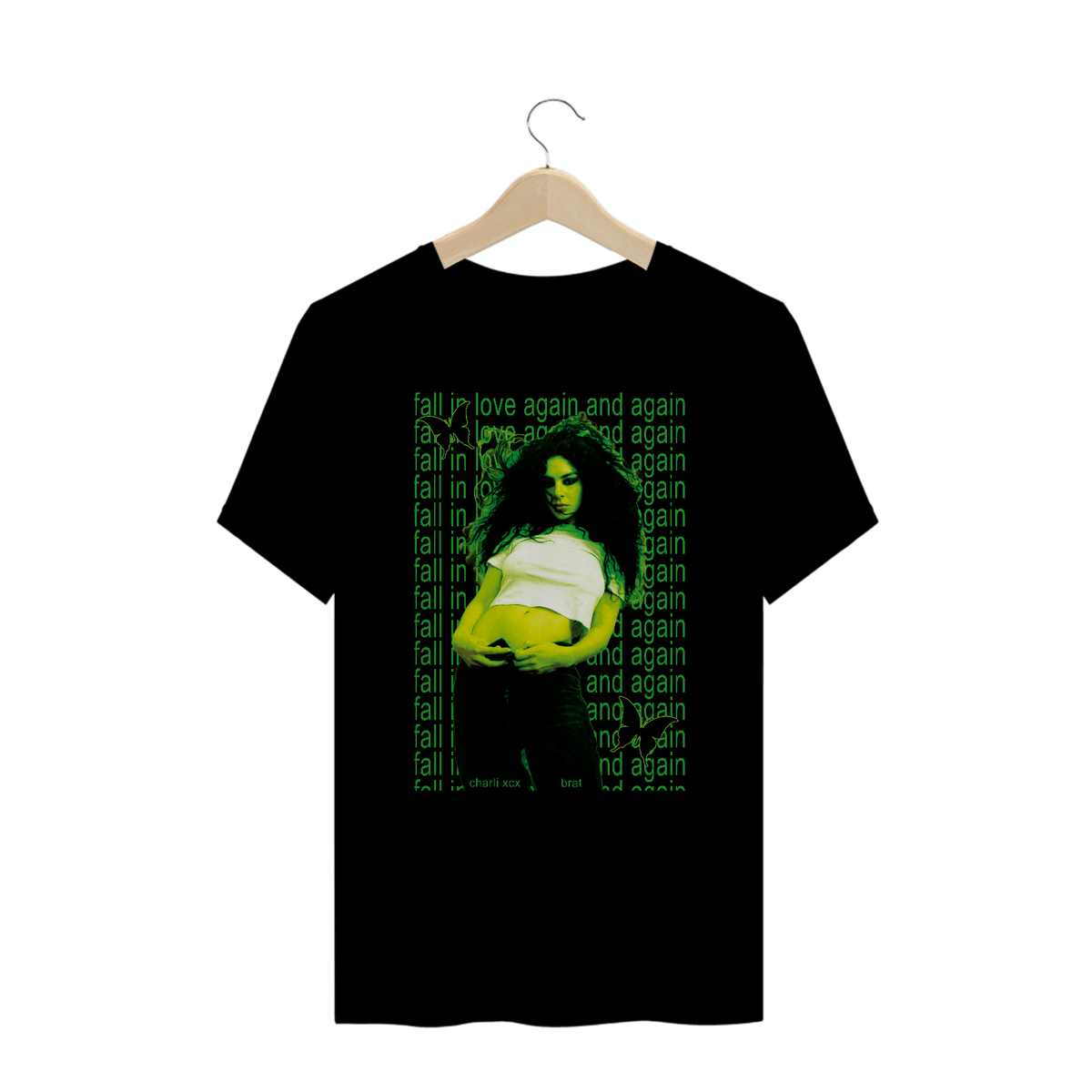 Nome do produto: Camiseta Plus Size \'CHARLI XCX - FALL IN LOVE AGAIN AND AGAIN\'