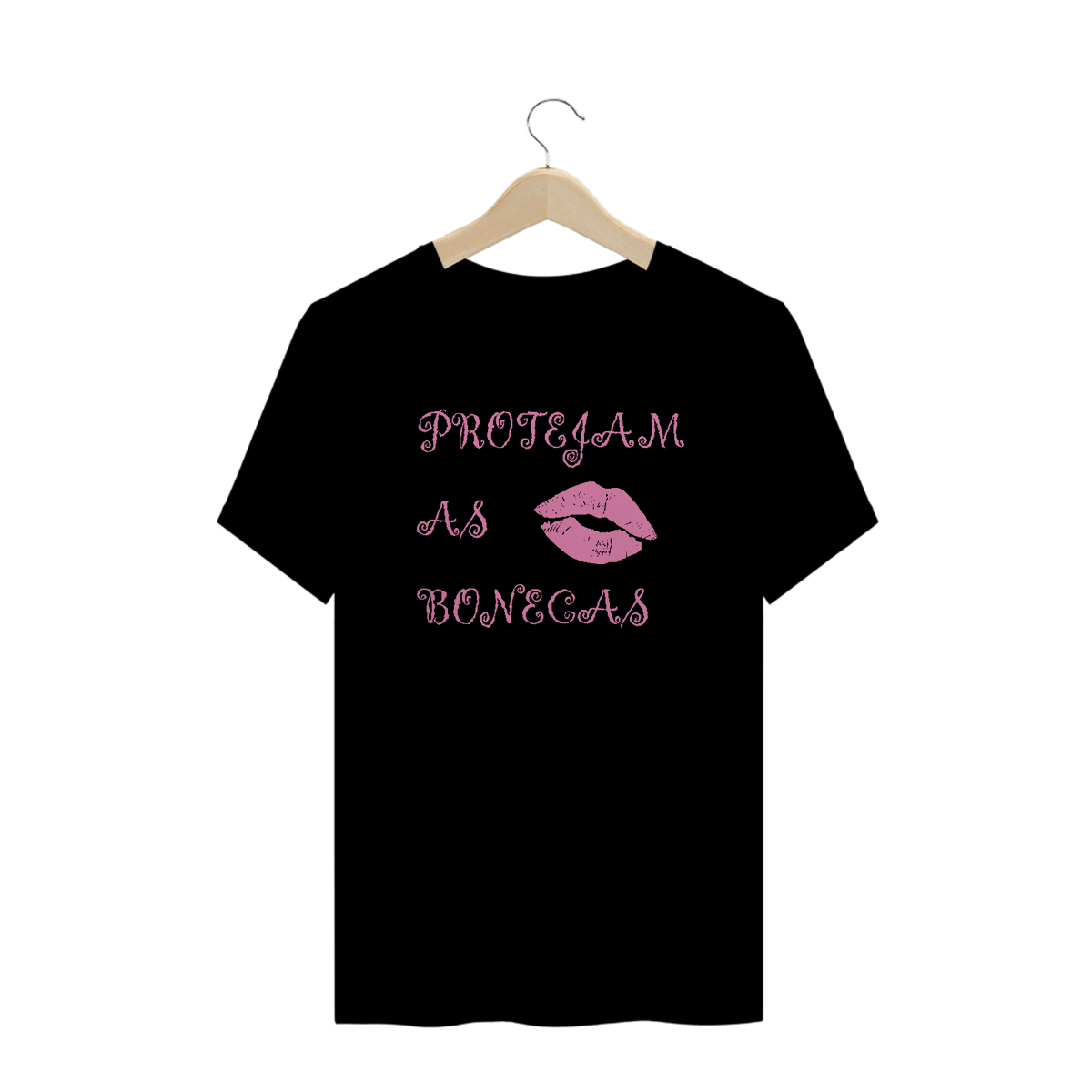 Nome do produto: Camiseta Plus Size \'PROTECT THE DOLLS (versão MIGZO)\'