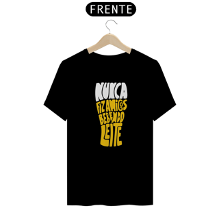 Camiseta 'Nunca Fiz Amigos Bebendo Leite'