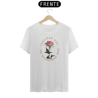 Nome do produto Camiseta Clássica Consider How The Wildflowers Grow, Considerai como crescem os lírios do campo