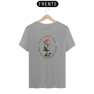 Nome do produto Camiseta Clássica Consider How The Wildflowers Grow, Considerai como crescem os lírios do campo Verde