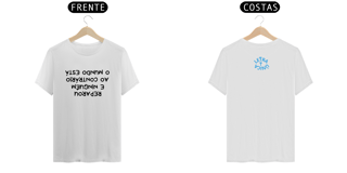 Camiseta Prime Letra Unica Mensagem O Mundo Está ao Contrário e Ninguém Reparou
