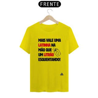 Nome do produto Camiseta com frase de humor “Mais vale uma latinha na mão que um litrão esquentando”.
