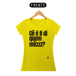 Nome do produto Camiseta baby long com frase engraçada “Cê é fí di quem mezzz?”, com sotaque mineiro.