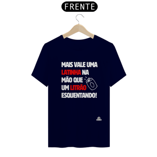 Nome do produto Camiseta com frase de humor “Mais vale uma latinha na mão que um litrão esquentando”.