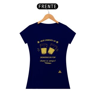 Nome do produto Camiseta “Hoje somente os Inimigos do Fim, chame os amigos”, com imagem de copos americanos brindando.