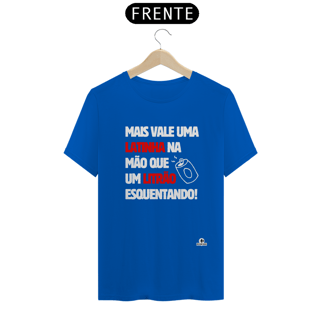 Nome do produto Camiseta com frase de humor “Mais vale uma latinha na mão que um litrão esquentando”.