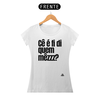 Nome do produto Camiseta baby long com frase engraçada “Cê é fí di quem mezzz?”, com sotaque mineiro.