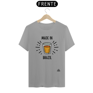 Nome do produto A combinação perfeita: camiseta 'Made in Brazil' com estampa de copo americano, um verdadeiro símbolo da cultura brasileira!
