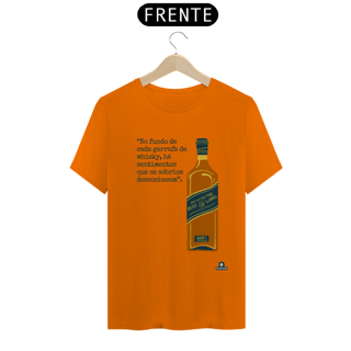 Nome do produto Camiseta  com estampa de Garrafa de Whisky e frase melancólica 