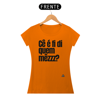 Nome do produto Camiseta baby long com frase engraçada “Cê é fí di quem mezzz?”, com sotaque mineiro.
