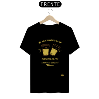 Nome do produto Camiseta “Hoje somente os Inimigos do Fim, chame os amigos”, com imagem de copos americanos brindando.