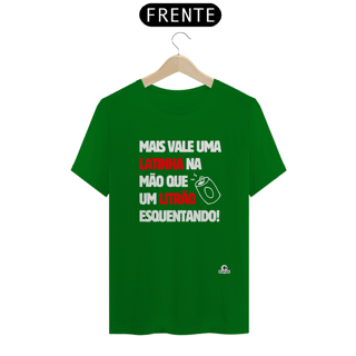 Nome do produto Camiseta com frase de humor “Mais vale uma latinha na mão que um litrão esquentando”.