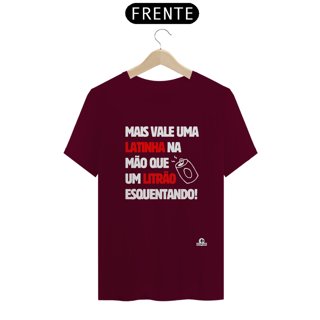 Nome do produto Camiseta com frase de humor “Mais vale uma latinha na mão que um litrão esquentando”.