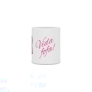 Nome do produto Caneca Fofa com bonequinha e desenho fofo de casal e frase: Vida Fofa!