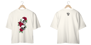 Nome do produto Camiseta Oversized: Caveiras Com Rosas Vermelhas