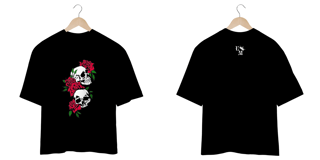 Nome do produto Camiseta Oversized: Caveiras Com Rosas Vermelhas