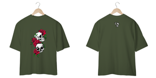 Nome do produto Camiseta Oversized: Caveiras Com Rosas Vermelhas