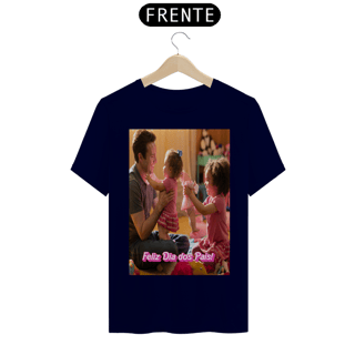 Nome do produto T- Shirt Quality com estampa pai brincando com duas meninas e frase Feliz dia dos pais