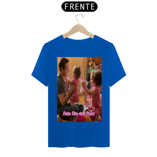 Nome do produto T- Shirt Quality com estampa pai brincando com duas meninas e frase Feliz dia dos pais