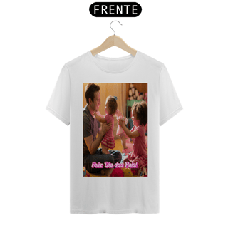 Nome do produto T- Shirt Quality com estampa pai brincando com duas meninas e frase Feliz dia dos pais