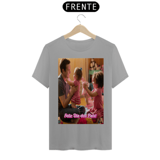 Nome do produto T- Shirt Quality com estampa pai brincando com duas meninas e frase Feliz dia dos pais