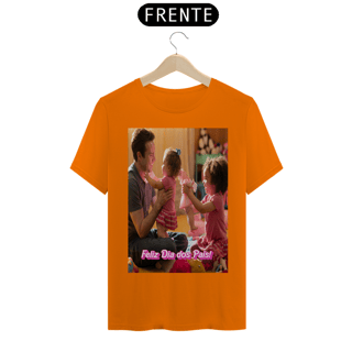 Nome do produto T- Shirt Quality com estampa pai brincando com duas meninas e frase Feliz dia dos pais