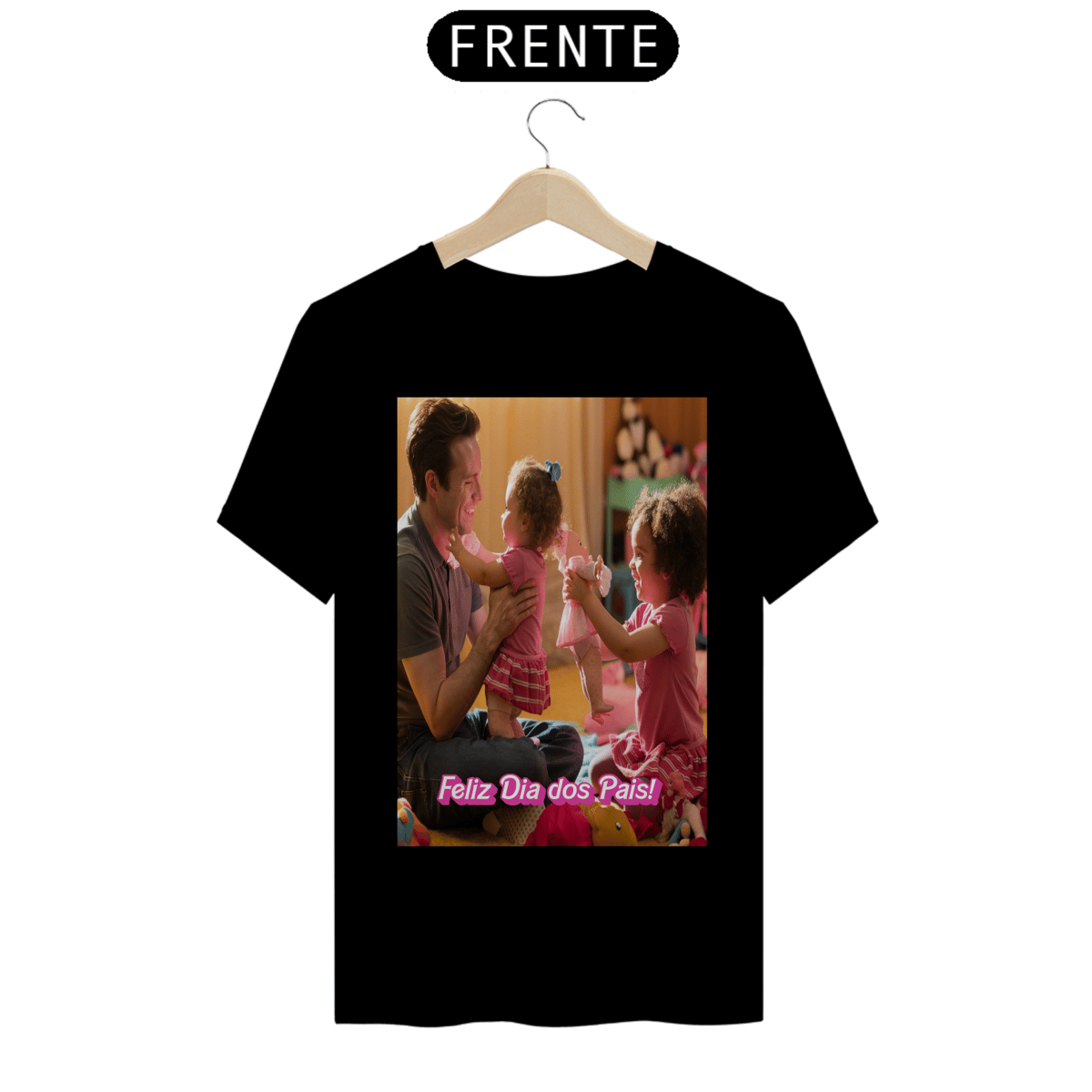 Nome do produto: T- Shirt Quality com estampa pai brincando com duas meninas e frase Feliz dia dos pais