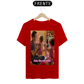 Nome do produto T- Shirt Quality com estampa pai brincando com duas meninas e frase Feliz dia dos pais