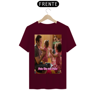 Nome do produto T- Shirt Quality com estampa pai brincando com duas meninas e frase Feliz dia dos pais