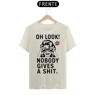 Nome do produto Oh Look! Nobody Gives a Shit - Atitude e sarcasmo no look! Camiseta