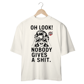 Nome do produto Oh Look! Nobody Gives a Shit - Atitude e sarcasmo no look! Camiseta Plus Size