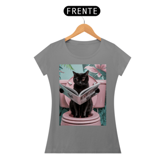 Nome do produto Camiseta Feminina Estampada Gato Preto Lendo Jornal – Design Divertido e Exclusivo