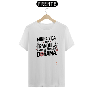 Nome do produto Camiseta Unisssex | Minha Vida Era Tranquila (Versão Expressão Fã)