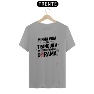 Nome do produto Camiseta Unisssex | Minha Vida Era Tranquila (Versão Expressão Fã)