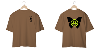 Nome do produto Camiseta Oversize Xisde com Estampa Lateral Grafite, Texto Preto e Logo Borboleta