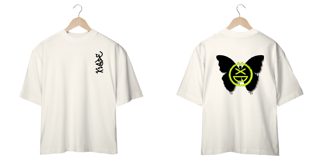 Nome do produto Camiseta Oversize Xisde com Estampa Lateral Grafite, Texto Preto e Logo Borboleta