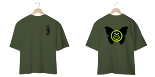 Nome do produto Camiseta Oversize Xisde com Estampa Lateral Grafite, Texto Preto e Logo Borboleta